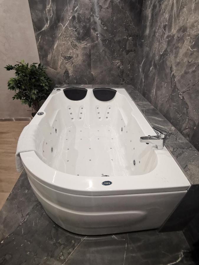 Jacuzzi Apartment Main Square 크라쿠프 외부 사진